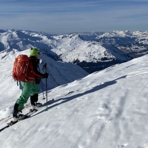 Na tenké vrstvě měkčího sněhu při výstupu na G3 SLAYr v oblasti Pishahornu