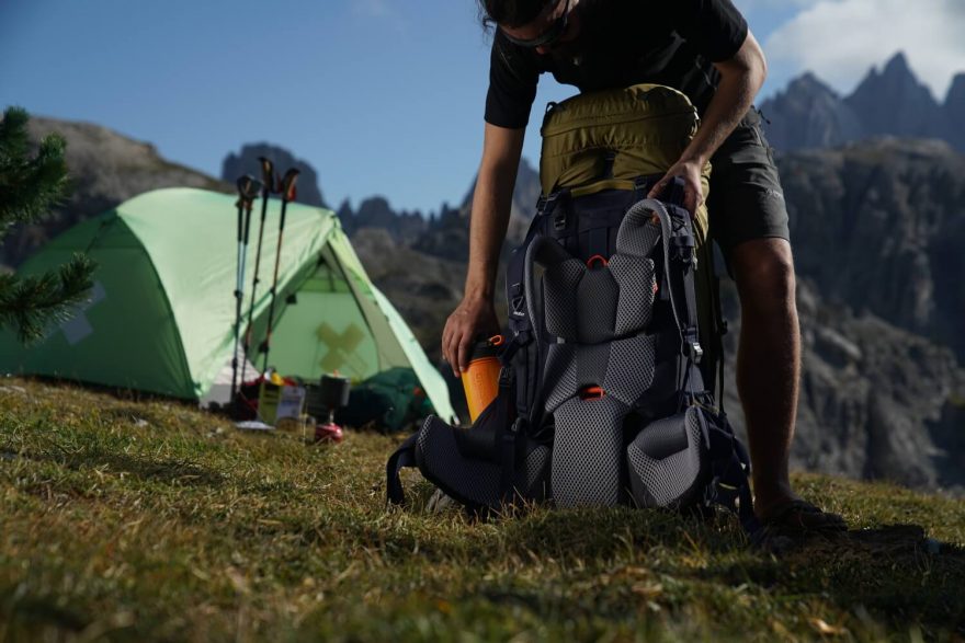 Batoh na treky budete nosit dlouhé dny, zádový systém musí přesně sednout.