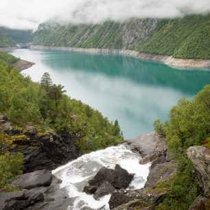 Jezero Kaldhussætervatnet a většina ostatních jezer v okolí jsou navzájem propojené systémem trubek a tunelů a fungují jako rezervoáry pro vodní elektrárny. Norsko, Tafjord