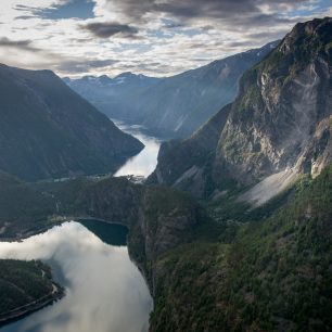 Jezero Kaldhussætervatnet a většina ostatních jezer v okolí jsou navzájem propojené systémem trubek a tunelů a fungují jako rezervoáry pro vodní elektrárny. Norsko, Tafjord