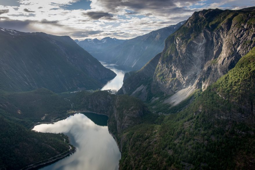 Jezero Kaldhussætervatnet a většina ostatních jezer v okolí jsou navzájem propojené systémem trubek a tunelů a fungují jako rezervoáry pro vodní elektrárny. Norsko, Tafjord