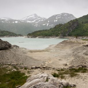 Jezero Kaldhussætervatnet a většina ostatních jezer v okolí jsou navzájem propojené systémem trubek a tunelů a fungují jako rezervoáry pro vodní elektrárny. Norsko, Tafjord