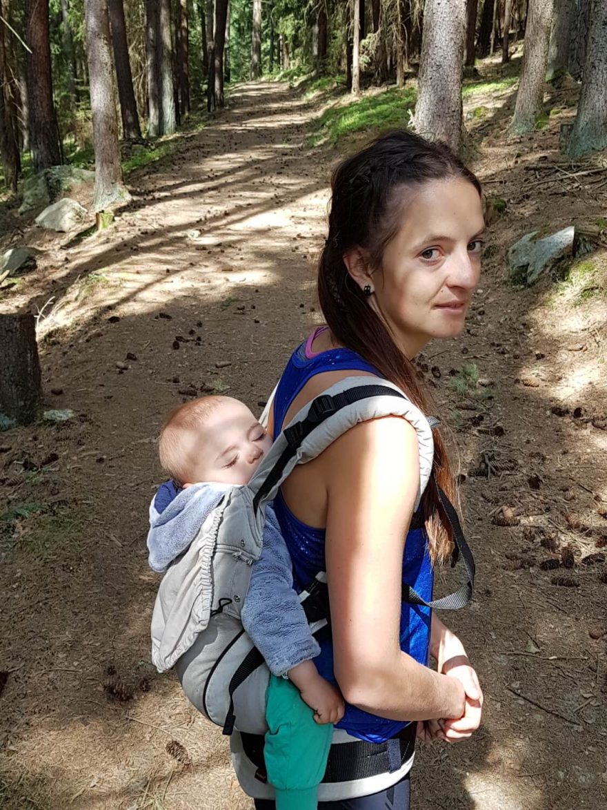 Míša Gladišová, šéfredaktorka časopisu Svět běhu, si pro nošení obou synů oblíbila látkové nosítko.