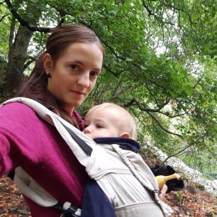 Míša Gladišová, šéfredaktorka časopisu Svět běhu, si pro nošení obou synů oblíbila látkové nosítko.