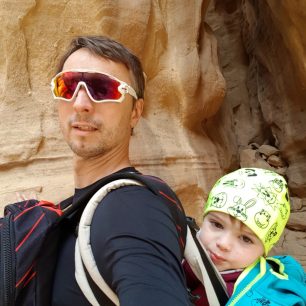 Nevýhodou nosítka je chybějící úložný prostor. Často pak na výletě máte ve předu batoh a vzadu dítě či naopak.