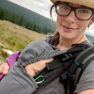 Praktickým pomocníkem je kapucka nosítka, která zabrání záklonu hlavičky, když dítě usne.