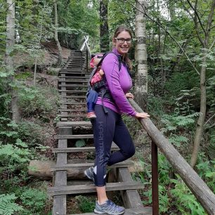 Výhodou látkového nosítka je nízká hmotnost a možnost nosit na břiše i na zádech.