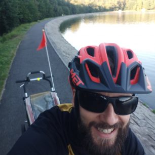 Jakub Larysz, šéfredaktor Světa outdooru, dcerku vozí od mala v terénním vozíku typu Chariot.