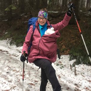 Nosící bunda má možnost vepnout do zipu prostřední díl, tzv. „vsadku“, která rozšíří oblečení o prostor pro dítě. Dítě tak má lepší tepelný komfort.