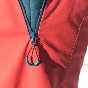 Detail táhla ventilačního otvoru u bundy KILPI HASTAR-M