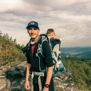 Václav Malinský, z nalehko.com a www.cestazasny.com, vyzkoušel na nošení látkové nosítko a později i krosničku.