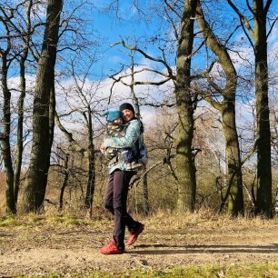 Při nošení na břiše oceníme možnost kontaktu s dítětem. Foto Martin Slezáček
