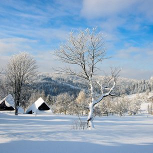 Oblast Kysuckých Javorníků je krajem bezpočtu horských osad, z nichž mnohé se šplhají doslova až na hřebeny hor.