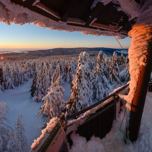 Mrazivý výhled z rozhledny na Anenském vrchu, Orlické hory.