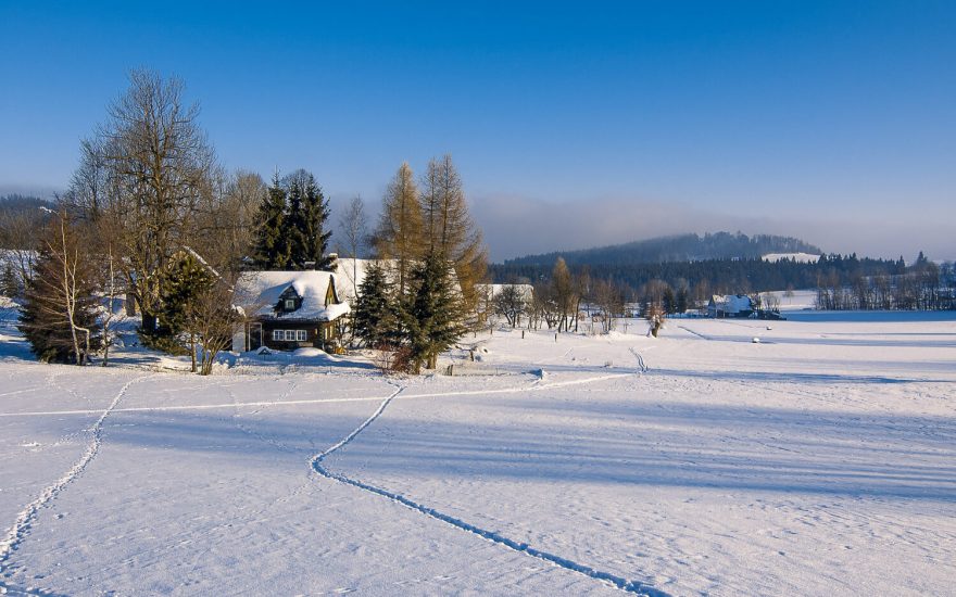 Příjemně zvlněná krajina Vysočiny bez strmých kopců určitě bude vyhovovat méně zdatným lyžařům i rodinám.