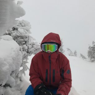 Kapuce a vysoký límec se hodí v případě opravdové sloty - KILPI HASTAR-M