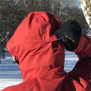 Stahování kapuce a zmenšování jejího objemu - KILPI HASTAR-M