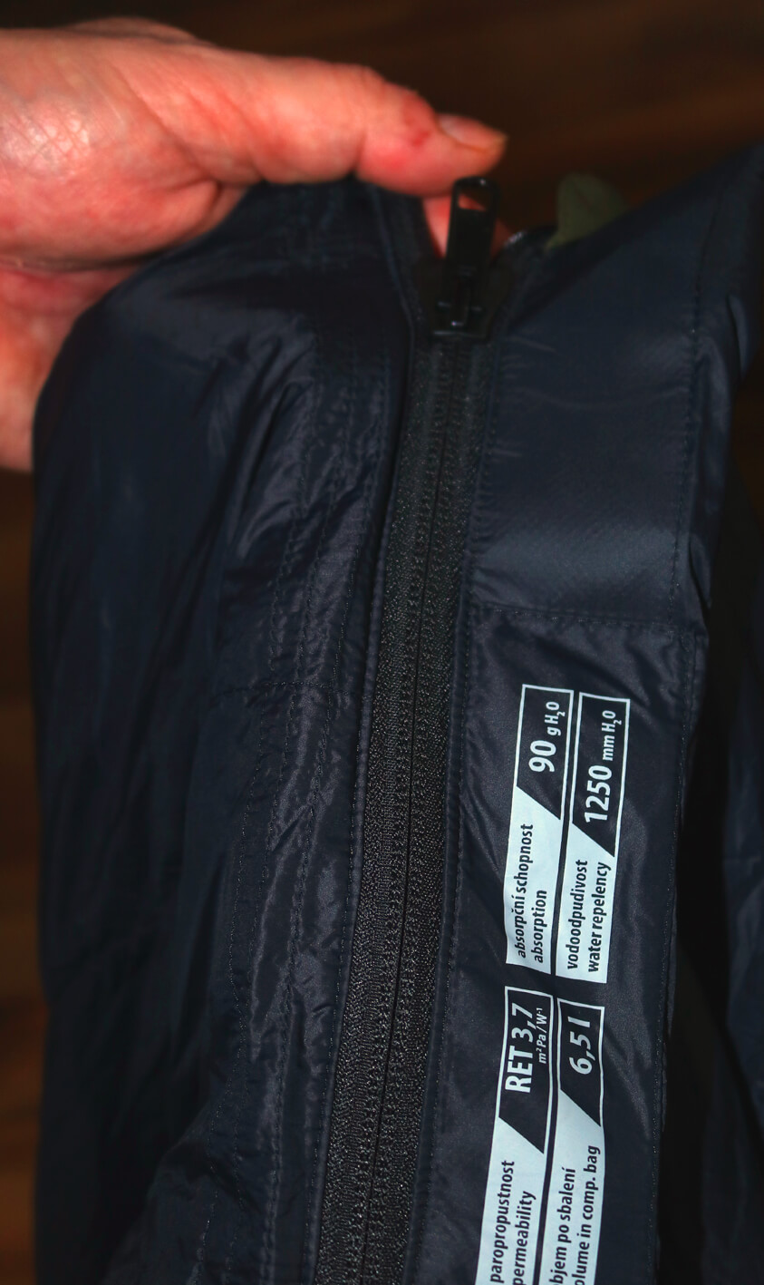 Zip spacáku je chráněn širokou légou proti úniku tepla , která navíc brání kousnutí zipu