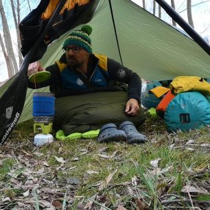 Spacák Warmpeace Quilt 300 pohodlně drží na vpínatelných kšandách