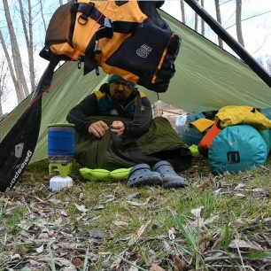 Spacák Warmpeace Quilt 300 umožňuje rozepnout spodek a možno se v něm pohybovat po tábořišti