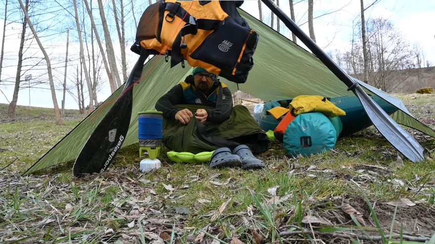 Spacák Warmpeace Quilt 300 umožňuje rozepnout spodek a možno se v něm pohybovat po tábořišti