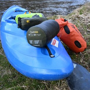 Spacák Warmpeace Quilt 300 v kombinaci s Shelter tarpem se hodí i na vodu