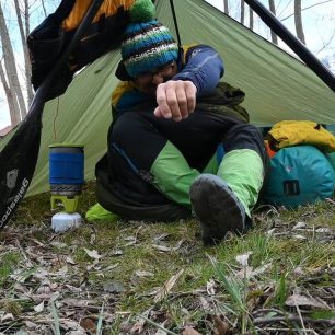 Stále spacák Warmpeace Quilt 300 na sobě