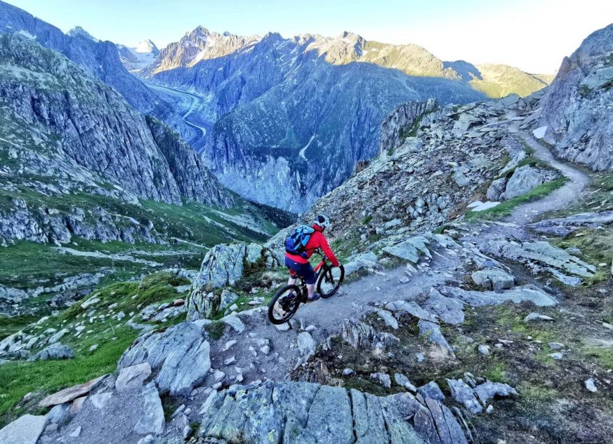 Lanovky vás vyvezou do výšin, odkud se můžete vydat na více než 100 km překrásných horských bike trailů přímo kolem ledovce. Aletsch Arena, švýcarské Alpy