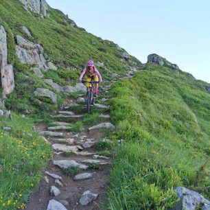 Na kole kolem nejdelšího evropského ledovce Aletsch, švýcarské Alpy