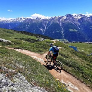 Po trai Příroda se mění ze zelených pastvin na skalnaté moře a vy máte pocit, že jedete po trailu na jiné planetě. Aletsch Arena, švýcarské Alpylech kolem nejdelšího evropského ledovce Aletsch (17)