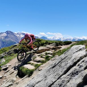 Lanovky vás vyvezou do výšin, odkud se můžete vydat na více než 100 km překrásných horských bike trailů přímo kolem ledovce. Aletsch Arena, švýcarské Alpy