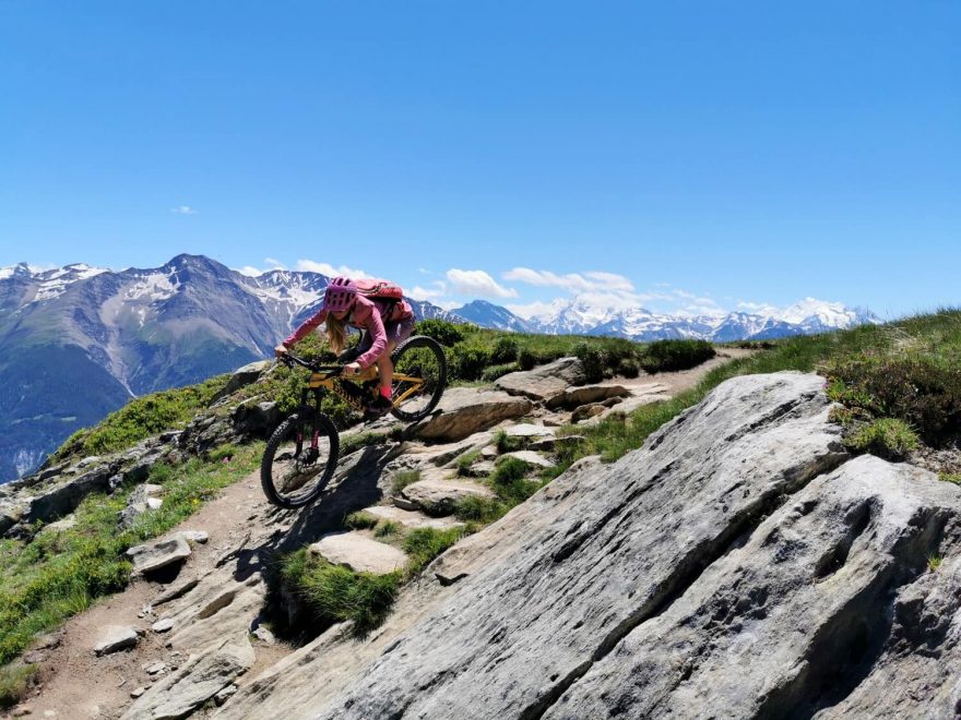 Lanovky vás vyvezou do výšin, odkud se můžete vydat na více než 100 km překrásných horských bike trailů přímo kolem ledovce. Aletsch Arena, švýcarské Alpy