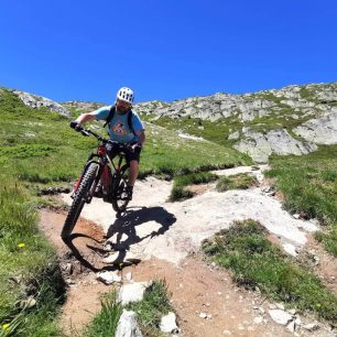 Příroda se mění ze zelených pastvin na skalnaté moře a vy máte pocit, že jedete po trailu na jiné planetě. Aletsch Arena, švýcarské Alpy