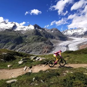 Lanovky vás vyvezou do výšin, odkud se můžete vydat na více než 100 km překrásných horských bike trailů přímo kolem ledovce. Aletsch Arena, švýcarské Alpy