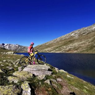 Na kole kolem nejdelšího evropského ledovce Aletsch, švýcarské Alpy