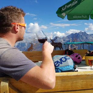 Zasloužený odpočinek s výhledy na vrcholky v Engadinu, švýcarské Alpy