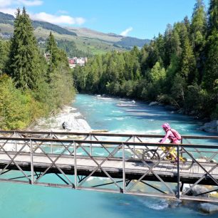 Engadin, most přes řeku Inn, švýcarské Alpy