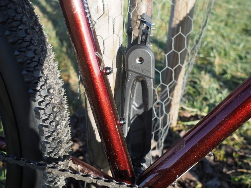 Detail šroubků pro uchycení klece s klikami Stylo 6K na Salse Fargo.