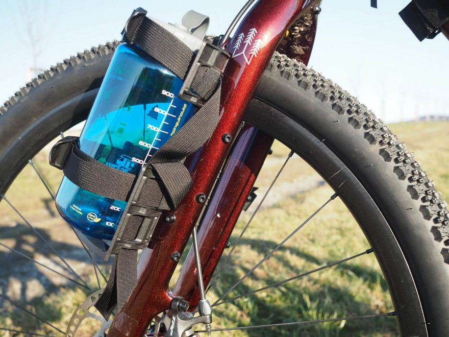 Karbonová vidlice Salsa Firestarter pojme dvě velké klece na každé straně nebo klasický nosič na touringové brašny.