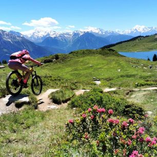 Lanovky vás vyvezou do výšin, odkud se můžete vydat na více než 100 km překrásných horských bike trailů přímo kolem ledovce. Aletsch Arena, švýcarské Alpy