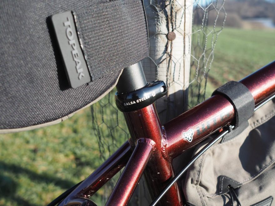 Objímka sedlové trubky Salsy Fargo se dotahuje inbusovým klíčem.