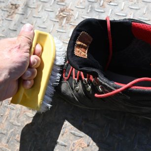 Obuv řádně vyčistěte, oblečení před aplikací impregnace vyperte - ADEMM PROTECT FABRIC SPRAY