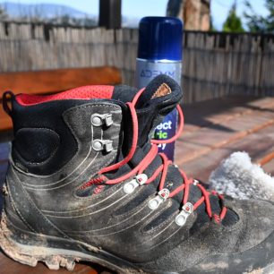 Před aplikací impregnace ADEMM PROTECT FABRIC SPRAY je nutné obuv očistit