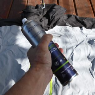 Před upotřebením nádobku s impregnací ADEMM PROTECT FABRIC SPRAY protřepejte