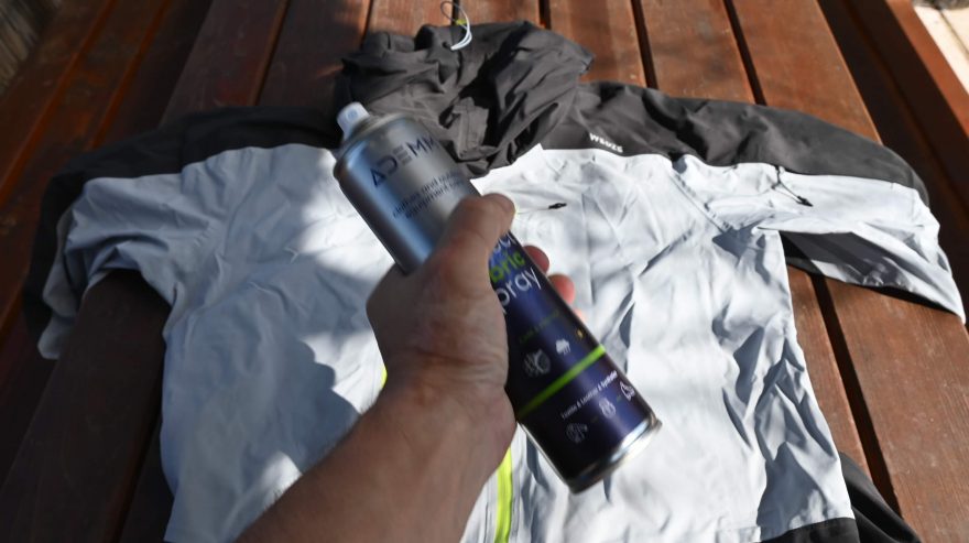 Před upotřebením nádobku s impregnací ADEMM PROTECT FABRIC SPRAY protřepejte