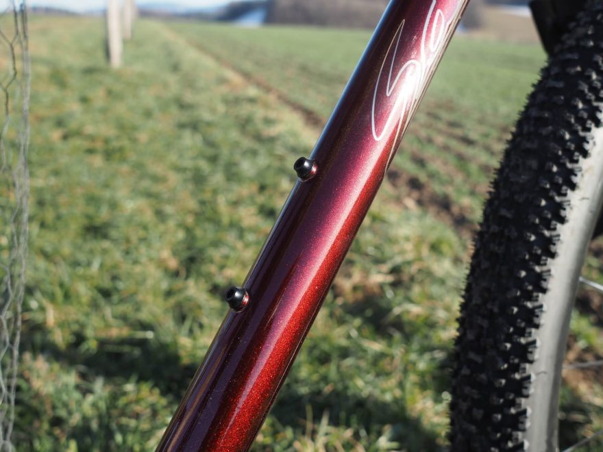 Salsa Fargo do rámu pojme dvě klece na lahev a třetí zespodu spodní rámové trubky.