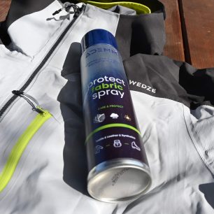 Testování impregnace ADEMM PROTECT FABRIC SPRAY na světlém materiálu bundy WEDZE