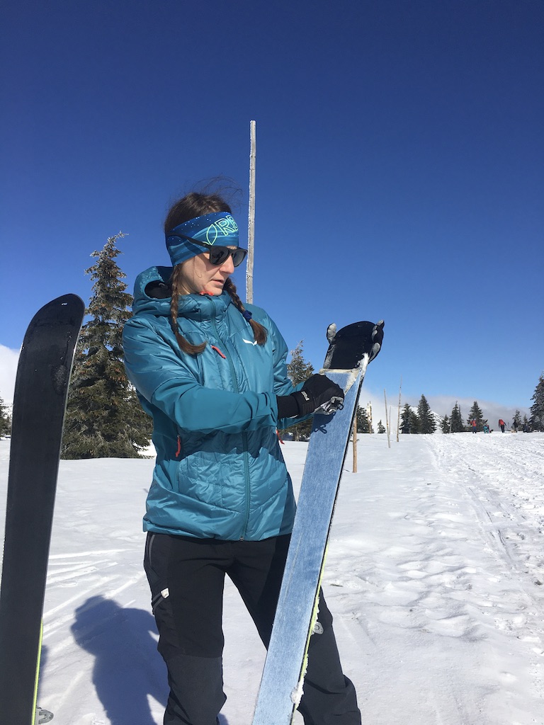 Bunda SALEWA ORTLES HYBRID poskytuje tepelný komfort i když se potřebujete zastavit a třeba sundat pásy