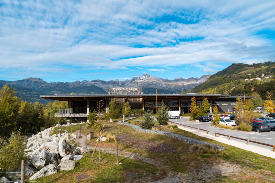 Ekologická budova vývojového centra značky Quechua, ležící 20 km od Chamonix v Alpách.