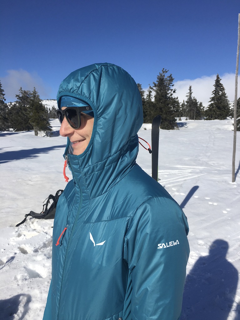 Kapuci je možné stáhnout pouze zezadu